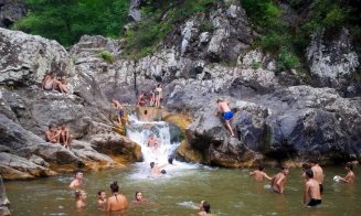 Ce jacuzzi sau piscină? O cascadă din Apuseni, la doar 45 de km de Cluj-Napoca, loc fermecător de scăldat