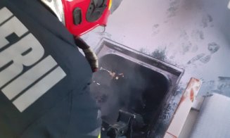 A luat foc un tren de călători în judeţul Cluj. Peste 100 de oameni se aflau în vagoane