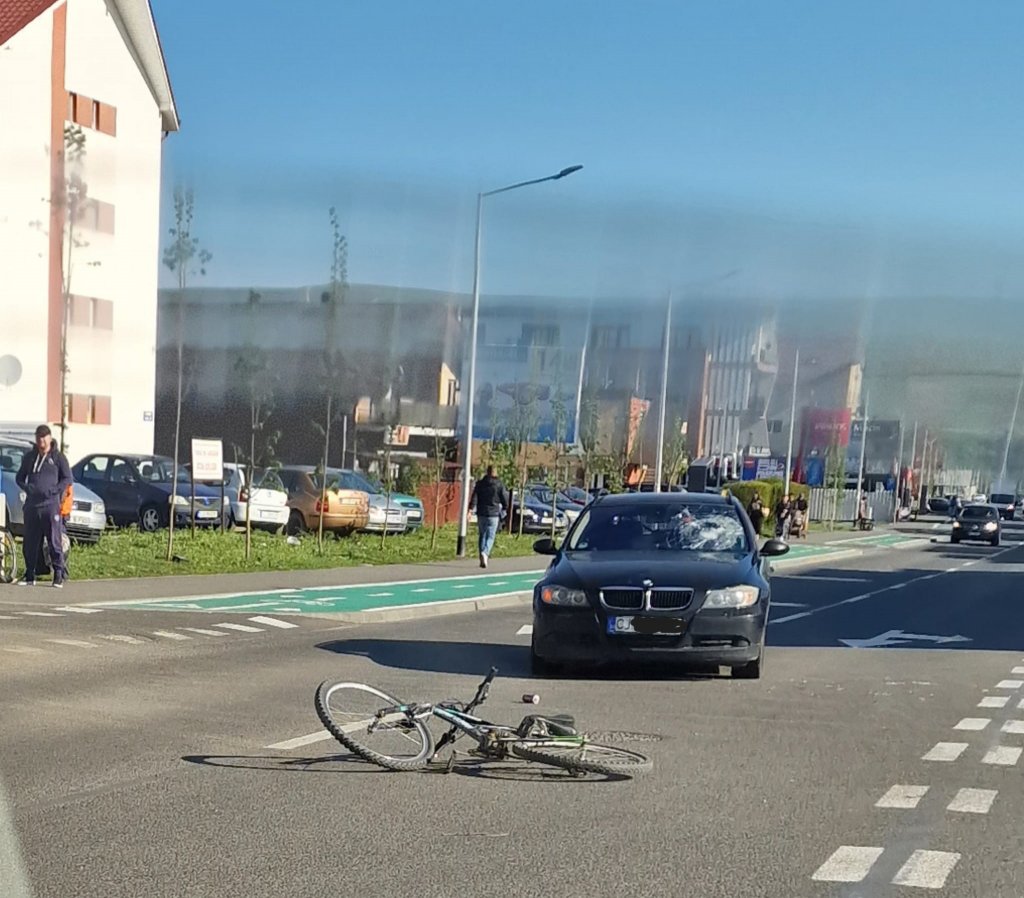 Biciclist, lovit de o mașină în Florești. Un echipaj SMURD l-a transportat pe bărbat la spital