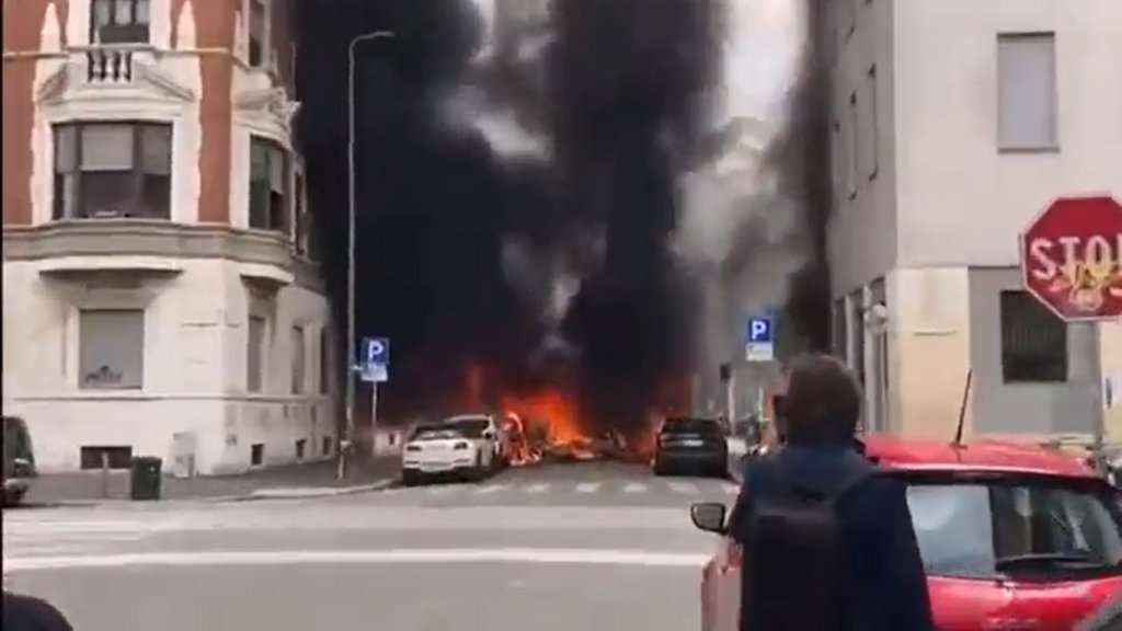 Explozie în Italia. Mai multe mașini au fost cuprinse de flăcări în Milano / Cauza incendiului