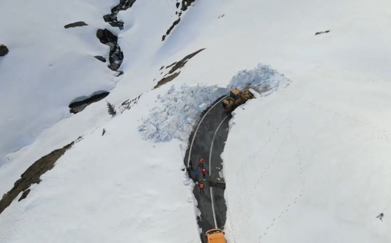 A început deszăpezirea pe Transfăgărășan. Grosimea stratului de zăpadă ajunge până la 5 metri