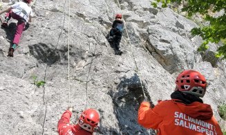 Lecții la înălțime pentru zeci de elevi din Cluj: inițiere în tehnici de alpinism și escaladă sportivă, în Cheile Turzii