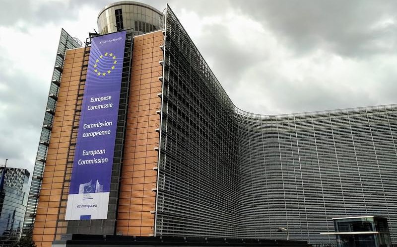 CE îmbunătăţeşte previziunile privind creşterea economiei României, dar avertizează că întârzierile în implementarea PNNR ar putea reduce investiţiile