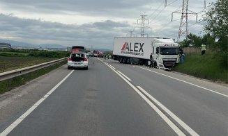 Accident între o mașină și un tir pe centura ocolitoare a Clujului. O persoană este rănită