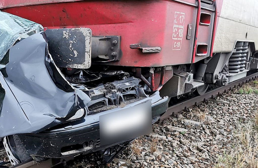 ACCIDENT feroviar GRAV: Un bărbat a murit după ce un tren a lovit în plin maşina în care se afla. O altă victimă, preluată de elicopterul SMURD