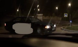 Curier amendat pentru drifturi într-un sens giratoriu din Cluj-Napoca. Polițiștii: „Comanda va întârzia 30 de zile”
