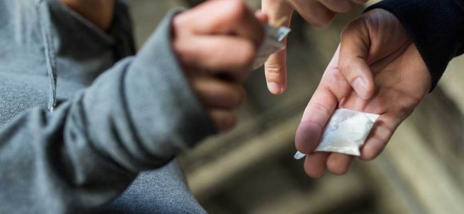 Ofițer antidrog: Copii, trimişi de părinţi să le cumpere droguri, ca după apă