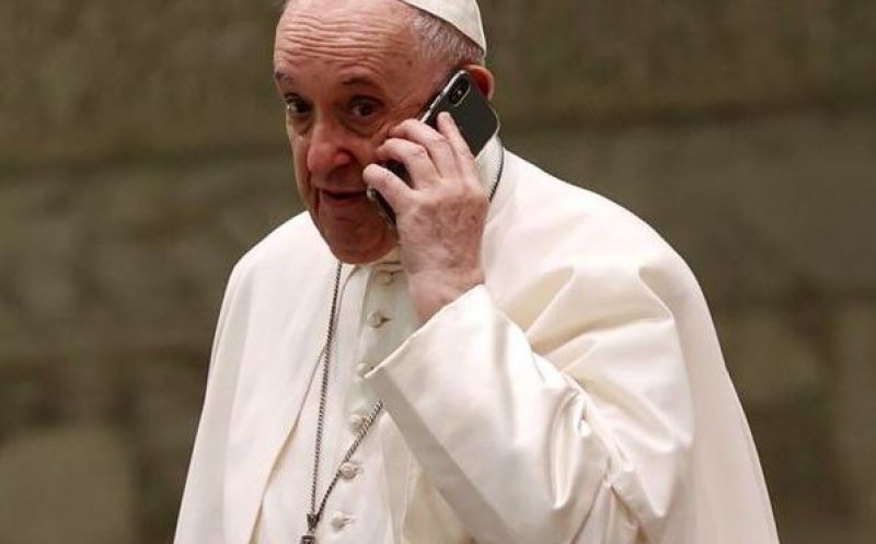 Alo, Papa? Suveranul Pontif şi-a întrerupt audienţa din Piaţa Sf. Petru pentru a răspunde la telefon