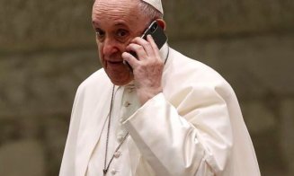 Alo, Papa? Suveranul Pontif şi-a întrerupt audienţa din Piaţa Sf. Petru pentru a răspunde la telefon