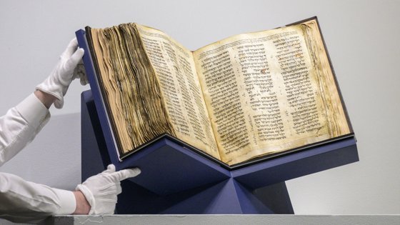Cea mai veche Biblie s-a vândut cu aproape 40 milioane dolari la o licitație