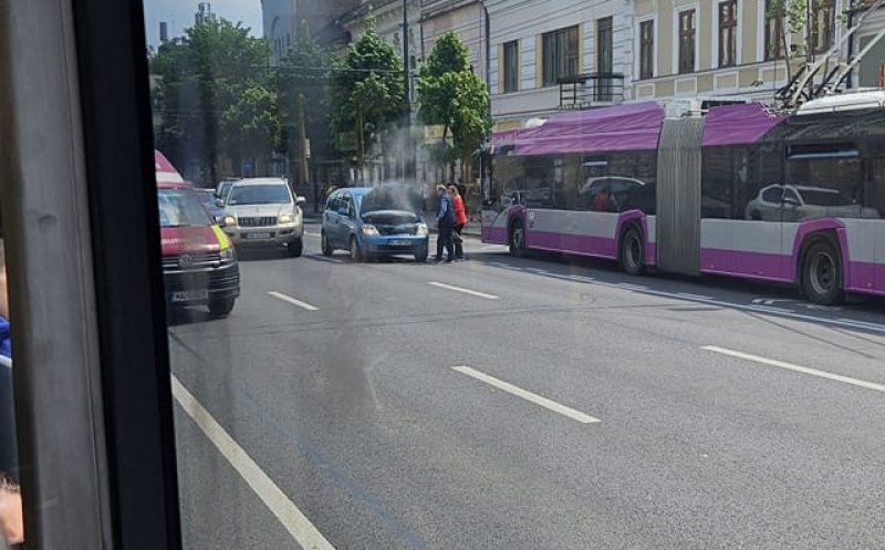 Trafic îngreunat, în centrul Clujului, de o mașină cu probleme. Oamenii au crezut că a luat foc