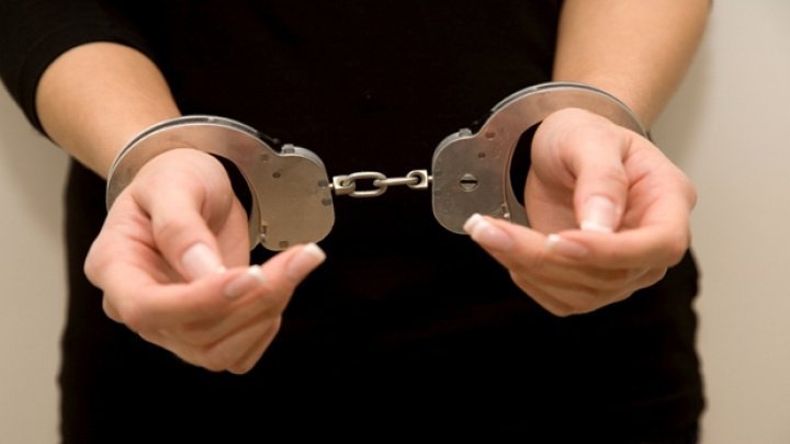 Femeia din Cluj care şi-a ucis soţul, în faţa copilului, a fost reținută