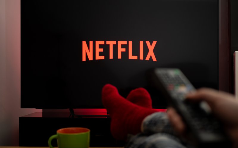 Netflix taxează împărțirea contului. Cât costă „partajarea parolei”