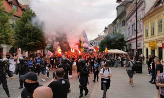 Sporterii Universității Cluj au ajuns la stadion. Cântecele "Șepciler roșii" răsună la Sibiu