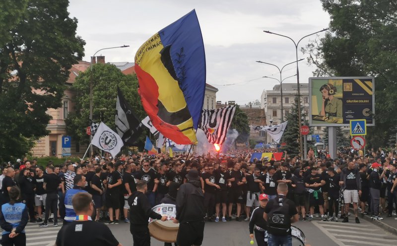 Sporterii Universității Cluj au ajuns la stadion. Cântecele "Șepcilor roșii" răsună la Sibiu