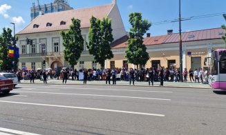 Protestul profesorilor s-a mutat la Primăria Cluj-Napoca/ Premierul Ciucă, așteptat să ajungă, în scurt timp, la Primărie