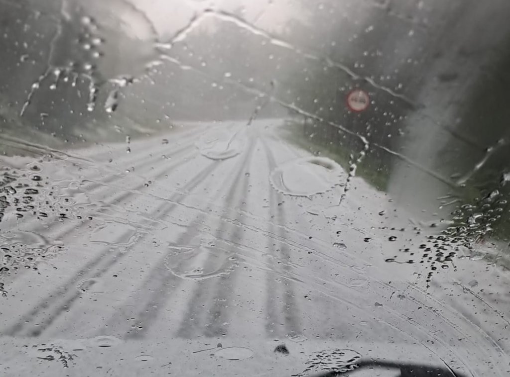 Condiții de iarnă, în pragul verii. Drumul dintre Huedin și Beliș, acoperit de gheață