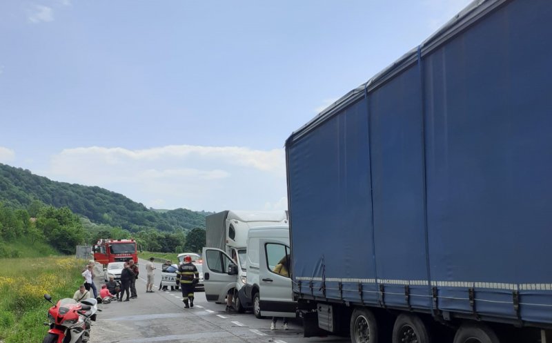 Accident între un tir, două autoutilitare și o motocicletă în Cluj. O femeie a fost transportată la spital