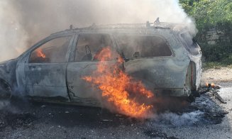 Mașină cuprinsă de flăcări în Cluj. Focul a făcut daună totală