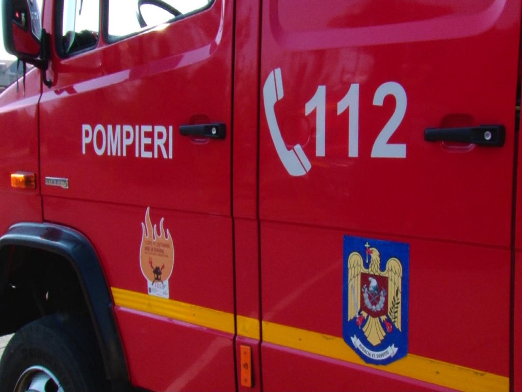 Incendiu pe stradă din Cluj-Napoca. Pompierii au intervenit cu două autospeciale