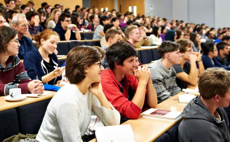 România, pe ultimul loc în UE la ponderea tinerilor cu studii universitare