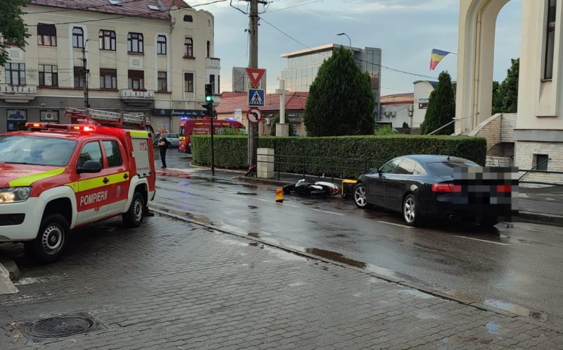 ACCIDENT între o mașină și o motocicletă în Mărăști. Un tânăr, transportat de urgență la spital