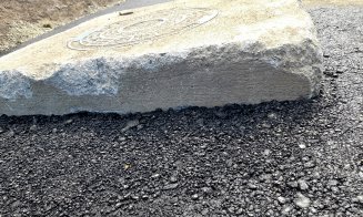 Cum se asfaltează la doi paşi de Cluj-Napoca: Gură de canal urcată pe "soclu" în mijlocul drumului