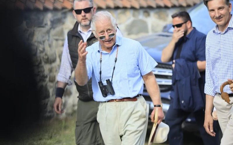 Cadou uriaş pentru Regele Charles, adus de femei la poartă