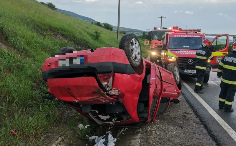 ACCIDENT în județul Cluj: Mașină cu roțile în sus și 3 victime