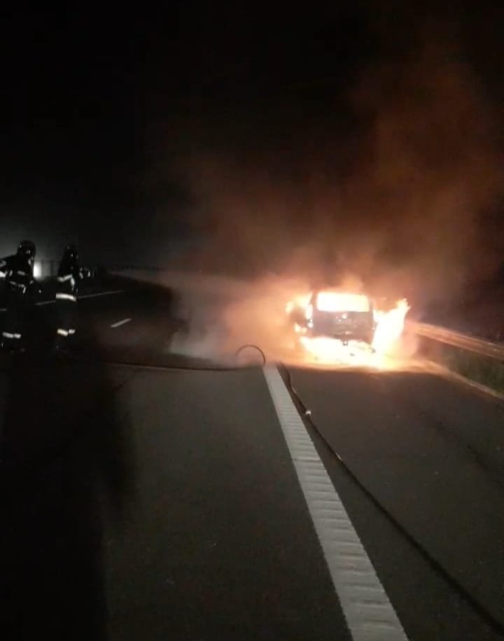 INCENDIU pe Autostrada A3: Autoturism distrus în totalitate de foc