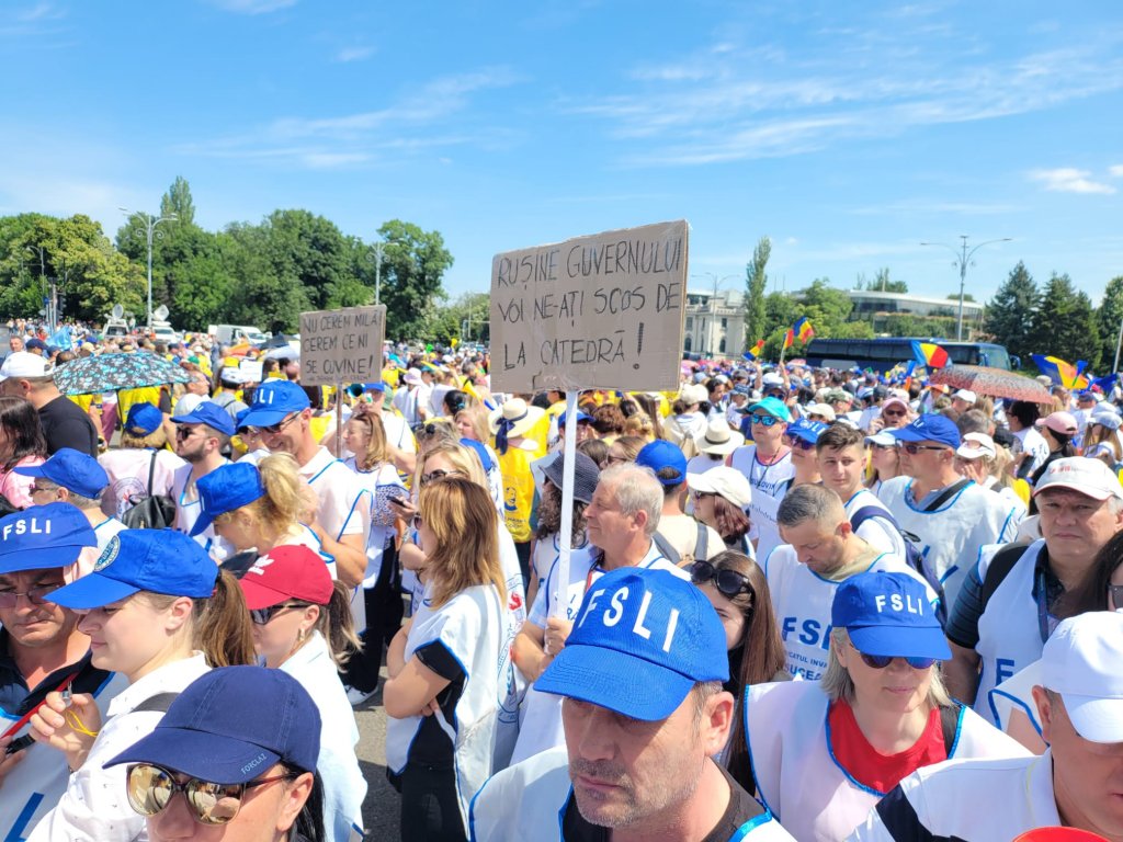 Premierul Ciucă, noi negocieri cu sindicatele. Între timp, mii de profesori protestează în fața Guvernului