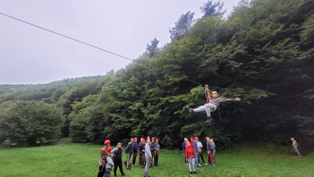 Tabără inedită pentru elevii clujeni cu deficiențe de vedere. Se vor bucura de cățărat, tiroliană și parc de aventură