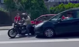 Scandal în plină stradă la Cluj între un motociclist și șoferul unei mașini