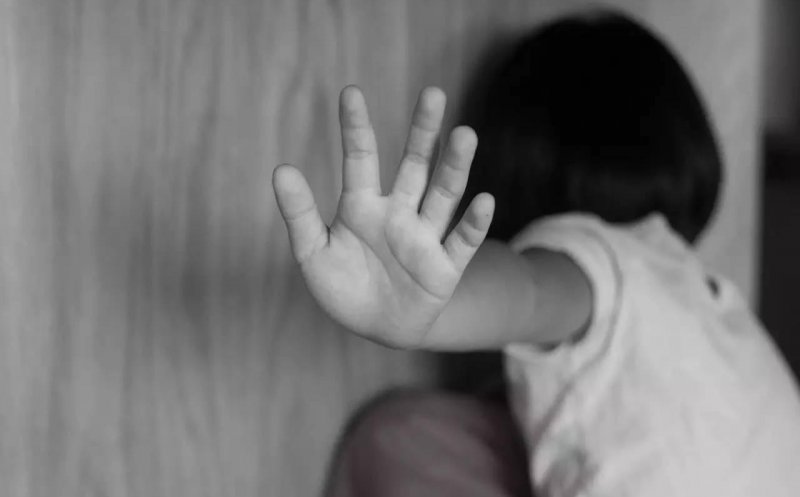 Copilă de 12 ani, violată la Câmpia Turzii. Agresorul a fost prins de polițiști