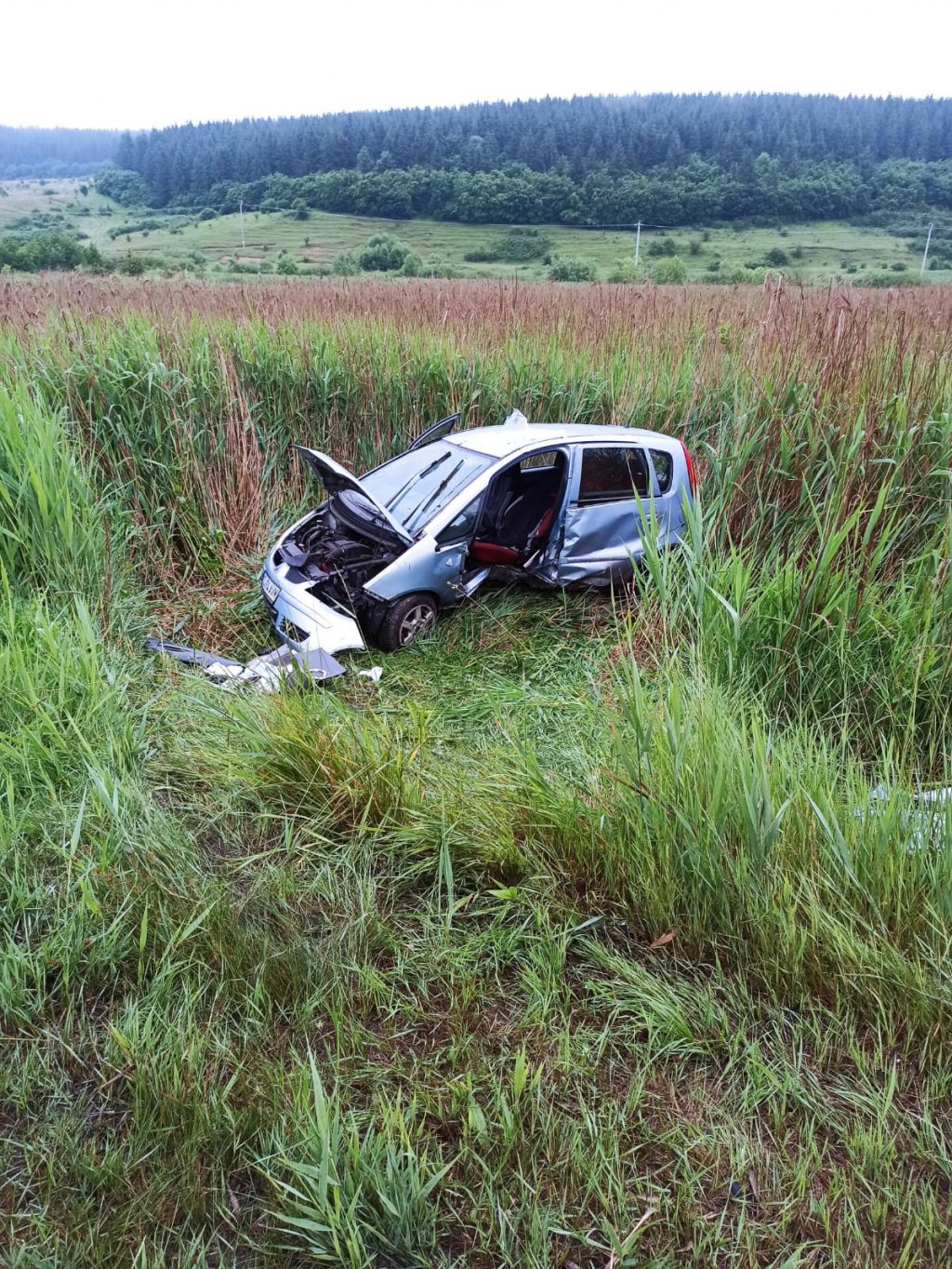 ACCIDENT în judeţul Cluj: O maşină a ajuns în mălăini, la Vâlcele. Victimă preluată de SAJ