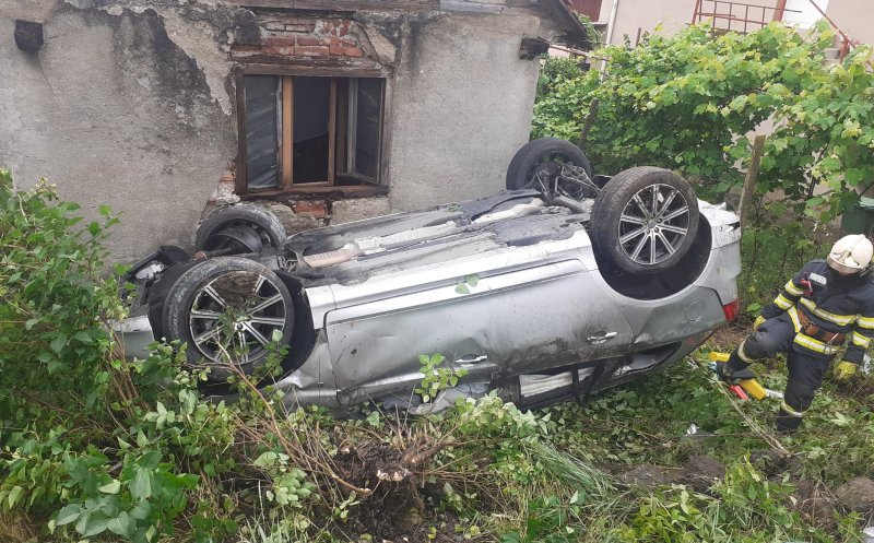 Accident într-o localitate din județul Cluj. O mașină s-a răsturnat, iar doi oameni primesc îngrijiri medicale
