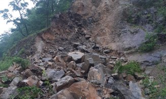 Trafic reluat în Tarniţa / Căderi masive de stâncă pe carosabil