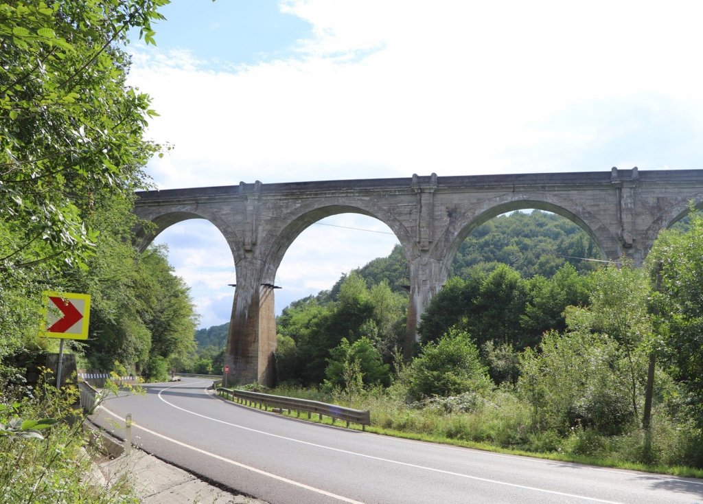 O tânără a murit după ce s-a aruncat de pe un viaduct înalt de peste 20 de metri