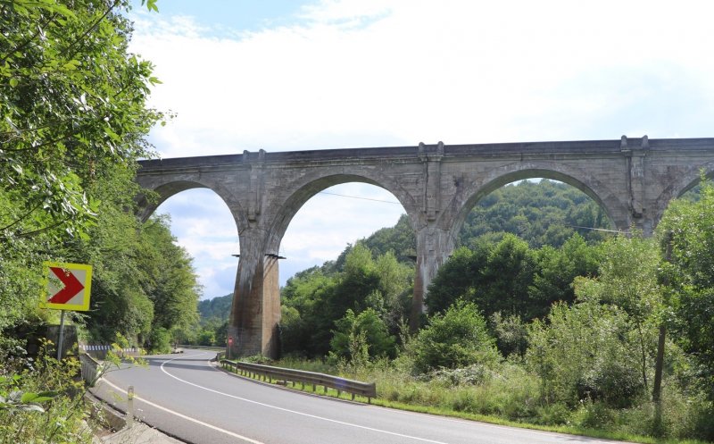 O tânără a murit după ce s-a aruncat de pe un viaduct înalt de peste 20 de metri