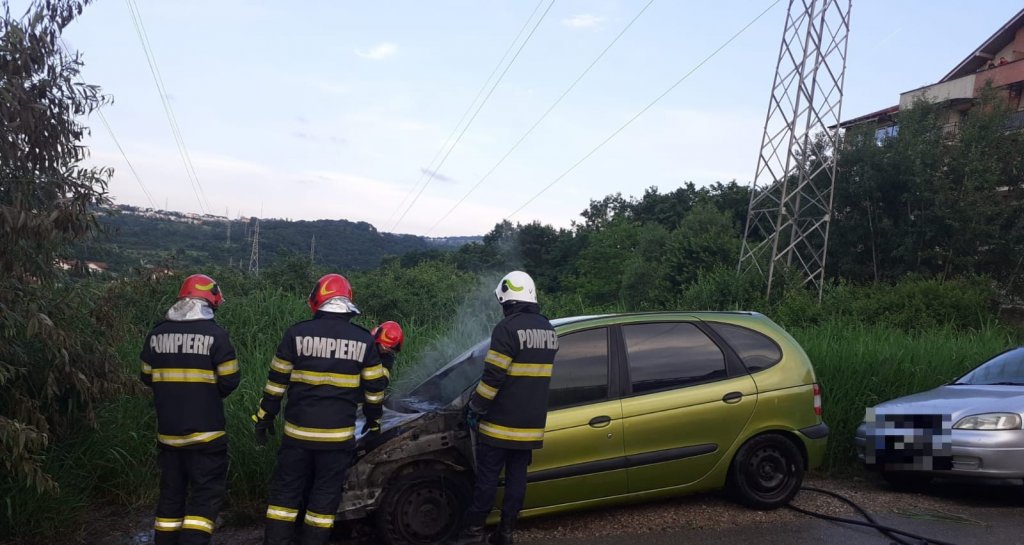 Maşină în flăcări pe o stradă din Cluj-Napoca, aproape de pădurea Făget