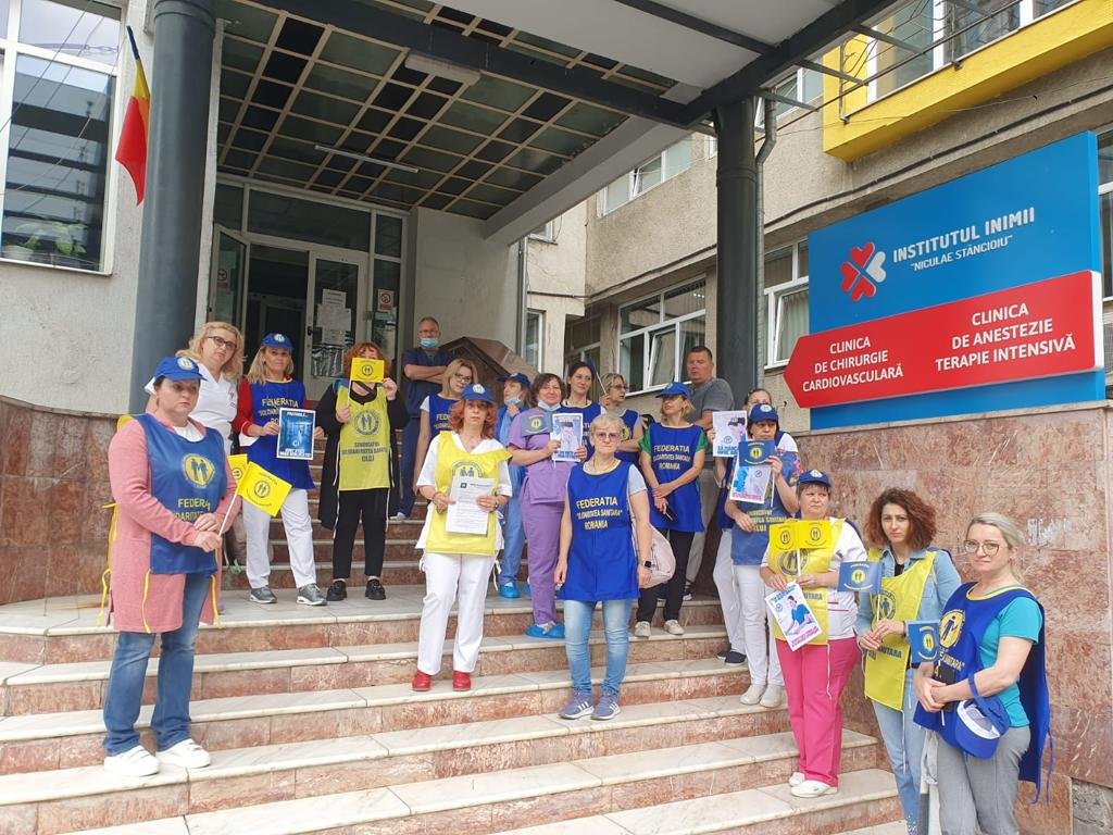 Medicii și asistentele, protest în fața spitalelor, la Cluj. Avertisment transmis "politicienilor tocmai (re)instalaţi la putere": urmează greva generală