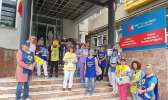 Medicii și asistentele, protest în fața spitalelor, la Cluj. Avertisment transmis "politicienilor tocmai (re)instalaţi la putere": urmează greva generală