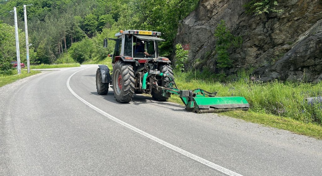 Se face curățenie pe drumurile județene din Cluj! Va crește vizibilitatea și siguranța circulației