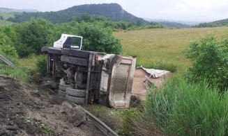 Intervenție pe Cluj-Oradea. Un camion a rupt parapetul și s-a răsturnat în șanț