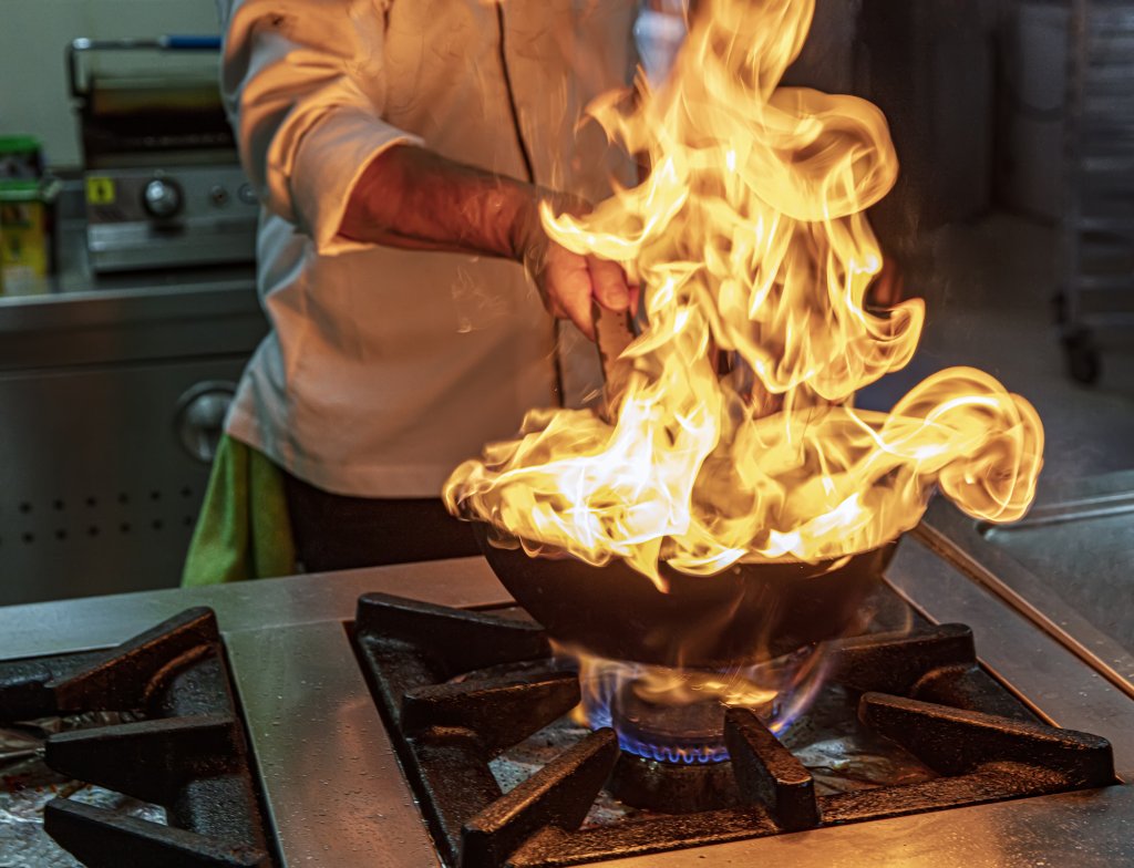 Incendiu la un restaurant din Cluj-Napoca. Un aparat de gătit a luat foc