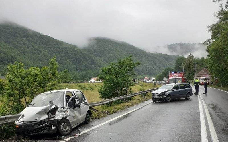 Accidend cu două mașini la Negreni. Doi copii și trei adulți au fost duși la spital