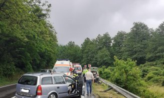 Accidend cu două mașini la Negreni. Doi copii și trei adulți au fost duși la spital