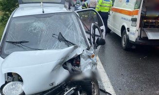 Accidend cu două mașini la Negreni. Doi copii și trei adulți au fost duși la spital