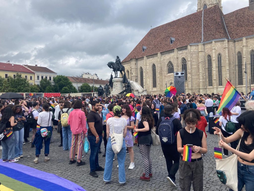 Marșul Cluj Pride. Peste 2.000 de persoane s-au adunat în Piața Unirii