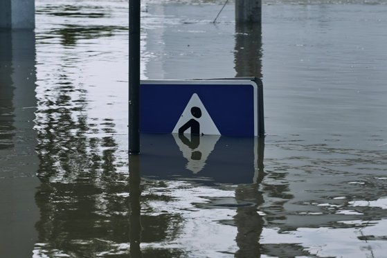 Premierul Ciolacu: „Oamenii afectaţi de inundaţiile din ultimele zile vor fi ajutaţi de Guvern”